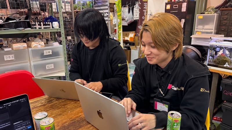 ゆきや・レオ、並んでコードを書く