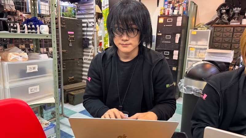 ゆきや、画面に集中。思考が深まる